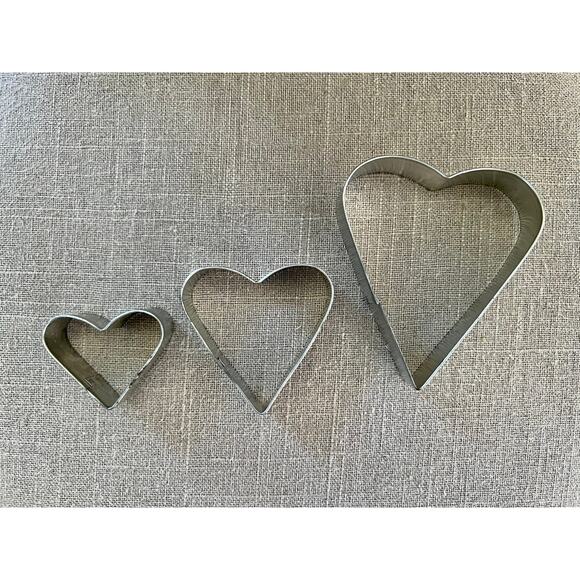 Set of 6 Vintage Aluminum Cookie Cutters- 3 Heart and 3 Hexagram Star - Picture 8 of 9